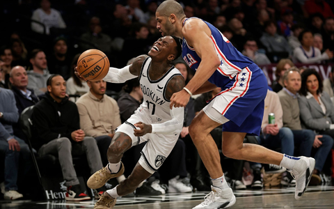 Dennis Schröder (l) kam gegen die 76ers auf 20 Punkte und 8 Vorlagen. - Foto: Adam Hunger/AP/dpa