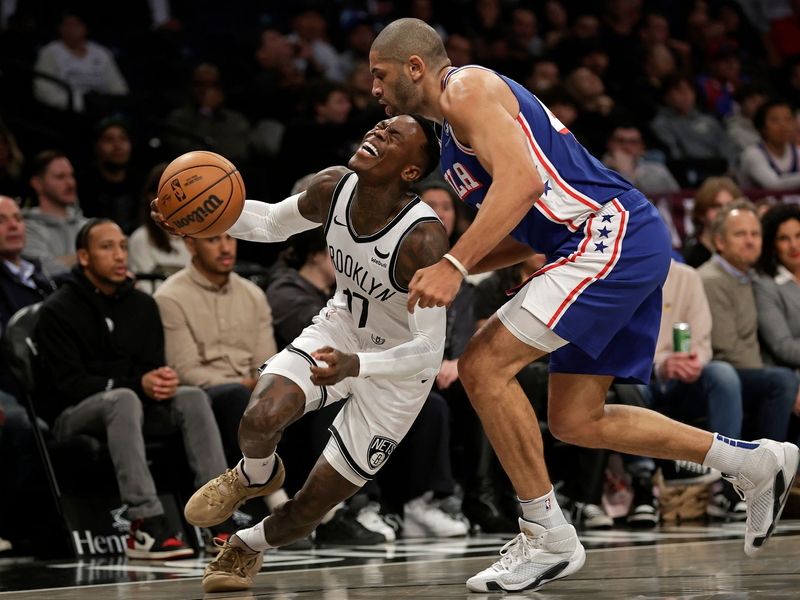 Dennis Schröder (l) kam gegen die 76ers auf 20 Punkte und 8 Vorlagen. - Foto: Adam Hunger/AP/dpa