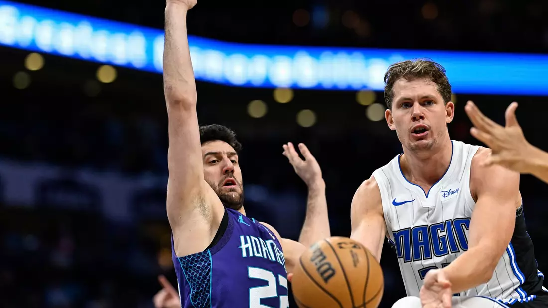 Magic-Profi Moritz Wagner (r) kam bei den Charlotte Hornets auf 11 Zähler. - Bild: Matt Kelley/AP/dpa