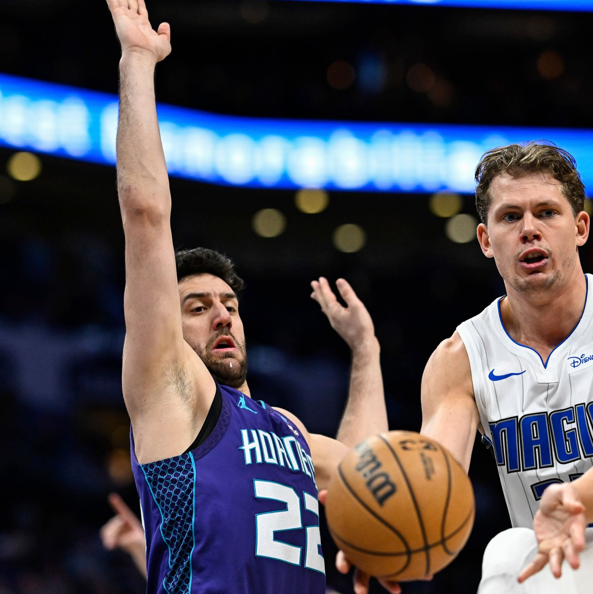 Magic-Profi Moritz Wagner (r) kam bei den Charlotte Hornets auf 11 Zähler. - Foto: Matt Kelley/AP/dpa