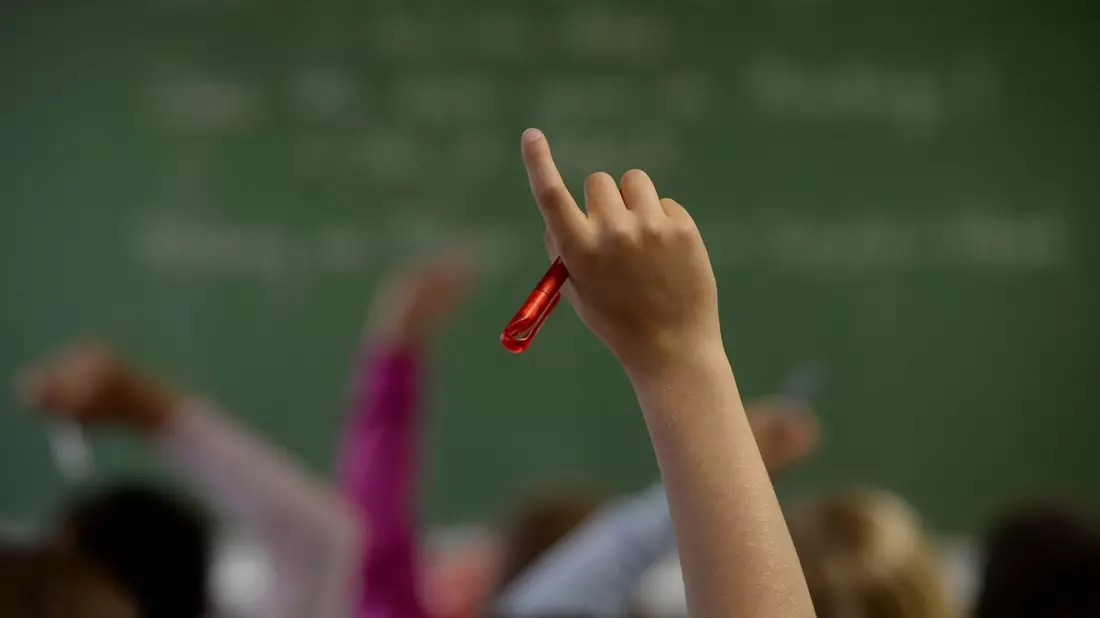 Eine Studie, an der die Universität Halle beteiligt war, zeigt Verzerrungen bei der Beurteilung durch Lehrkräfte von Jungen und Mädchen. - Bild: Marijan Murat/dpa