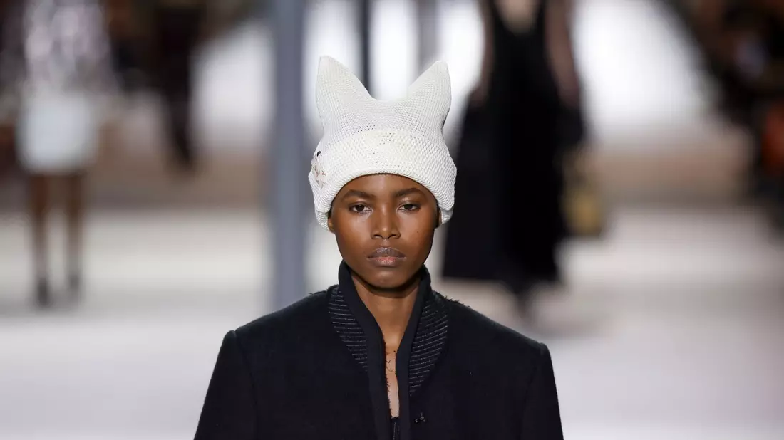 Eine futuristisch anmutende Kreation von Nicolas Ghesquière für Louis Vuitton. - Bild: Vianney Le Caer/Invision/AP/dpa