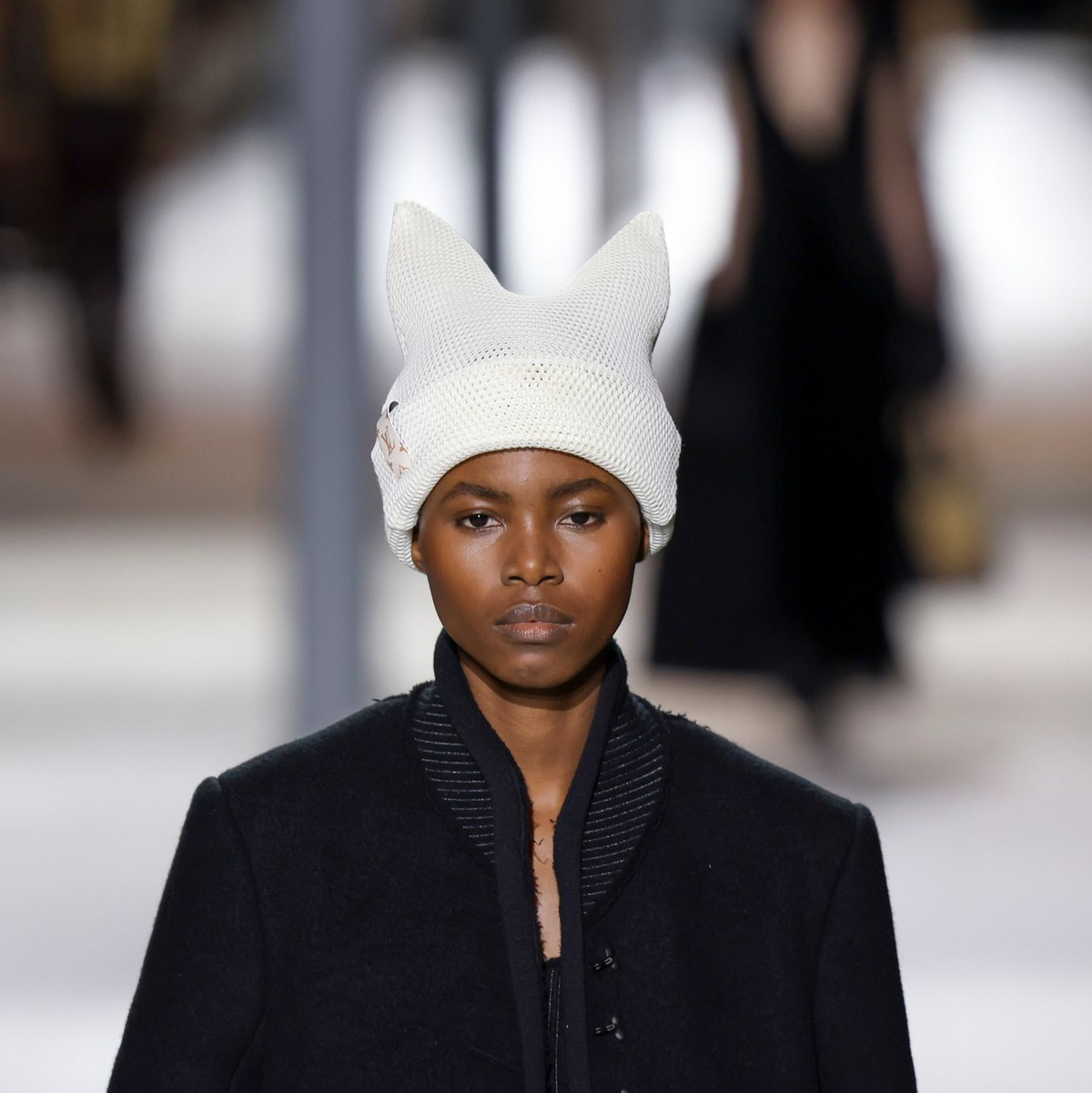 Eine futuristisch anmutende Kreation von Nicolas Ghesquière für Louis Vuitton. - Foto: Vianney Le Caer/Invision/AP/dpa