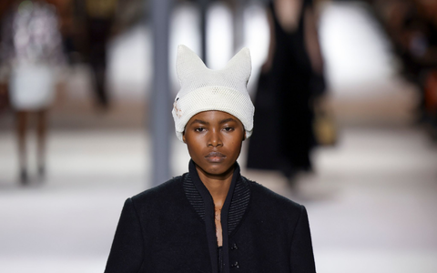 Eine futuristisch anmutende Kreation von Nicolas Ghesquière für Louis Vuitton. - Foto: Vianney Le Caer/Invision/AP/dpa