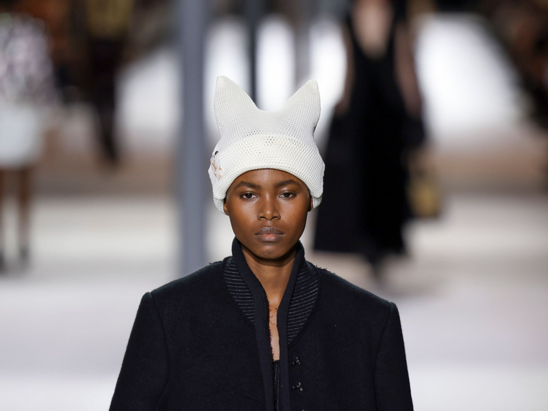Eine futuristisch anmutende Kreation von Nicolas Ghesquière für Louis Vuitton. - Foto: Vianney Le Caer/Invision/AP/dpa