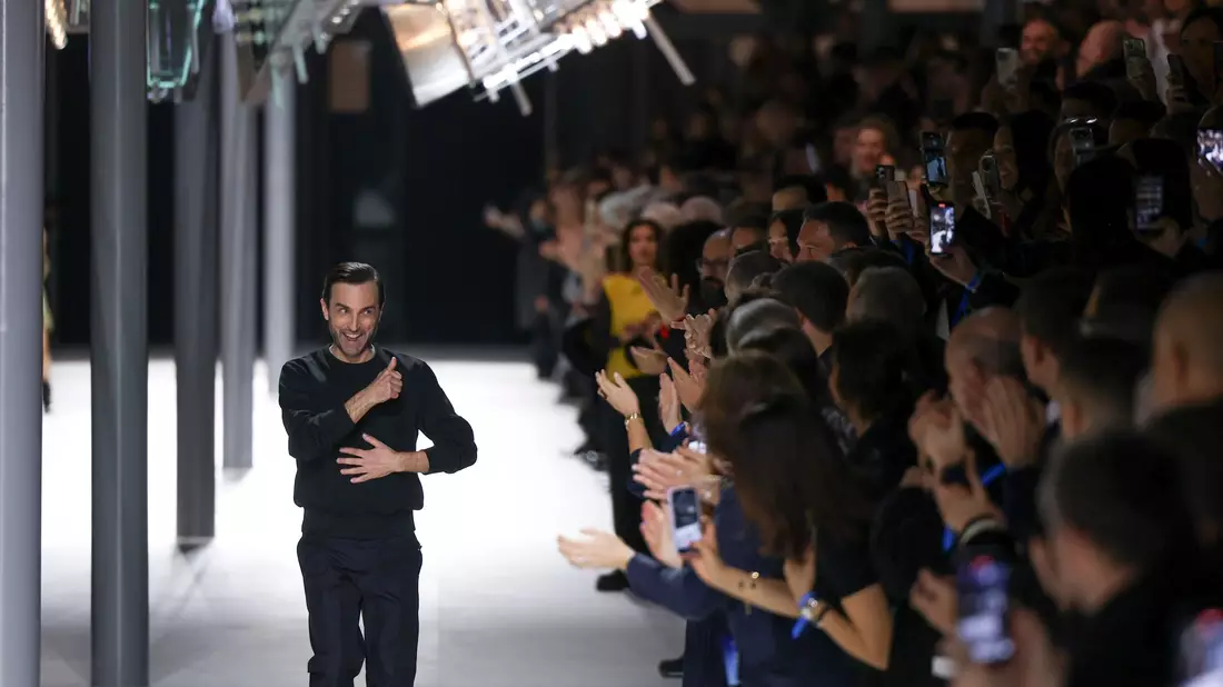 Applaus für Nicolas Ghesquière nach der Show. - Bild: Vianney Le Caer/Invision/AP