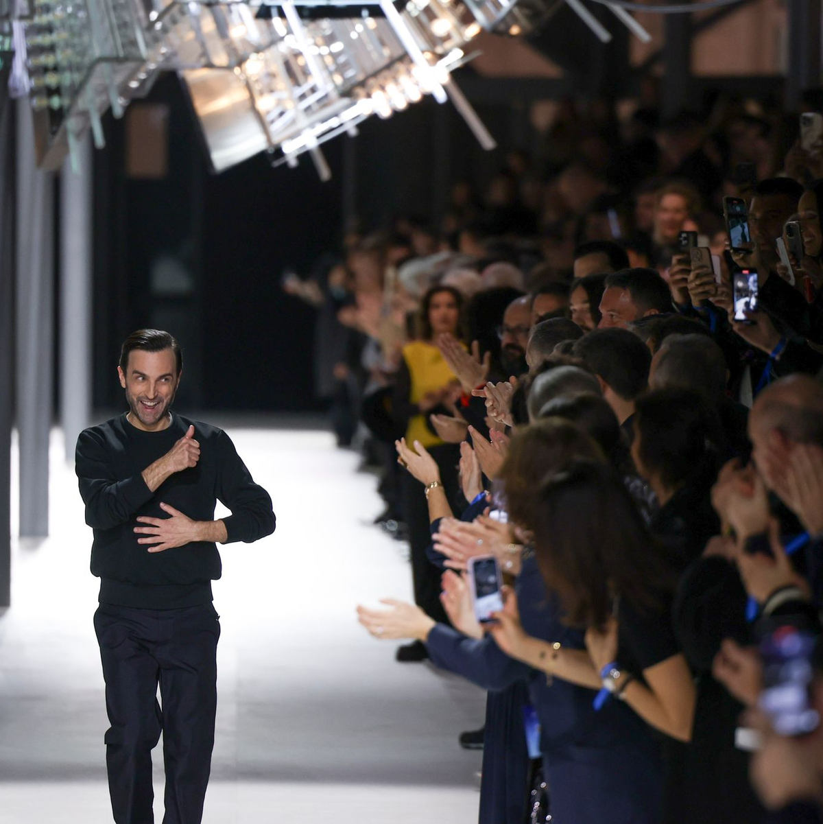 Applaus für Nicolas Ghesquière nach der Show. - Foto: Vianney Le Caer/Invision/AP