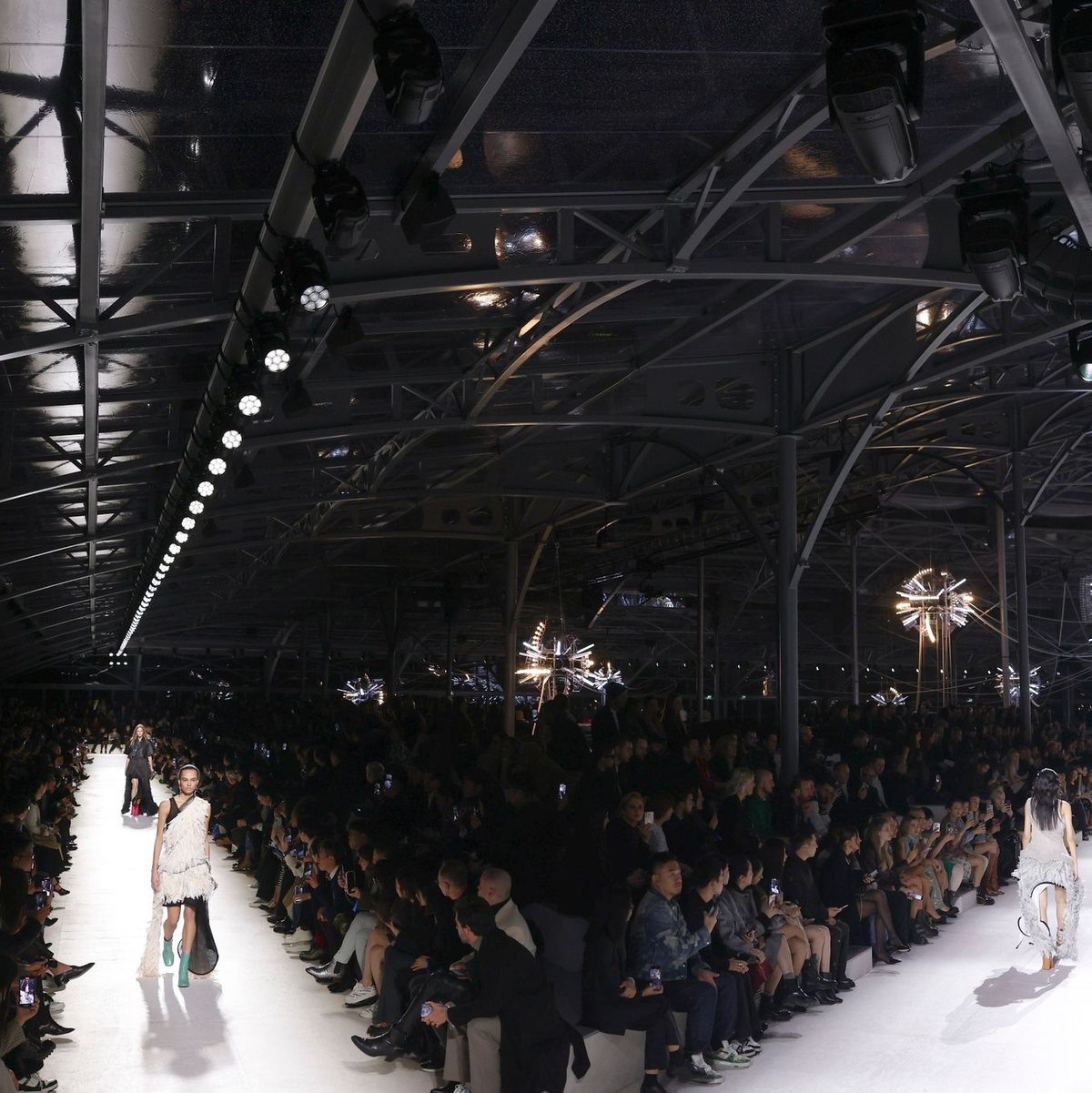 Leuchtende Metallsatelliten gehören zur Kulisse. - Foto: Vianney Le Caer/Invision/AP