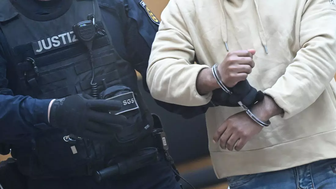 Der Angeklagte soll während der Ausschreitungen unter anderem einen mehr als drei Kilogramm schweren Pflasterstein geworfen haben. - Bild: Bernd Weißbrod/dpa