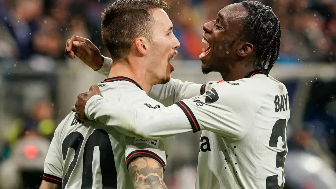 Alejandro Grimaldo (l) und Jeremie Frimpong sind ungemein torgefährlich. - Bild: Uwe Anspach/dpa