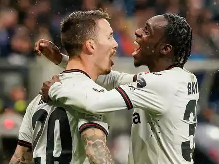 Alejandro Grimaldo (l) und Jeremie Frimpong sind ungemein torgefährlich. - Foto: Uwe Anspach/dpa
