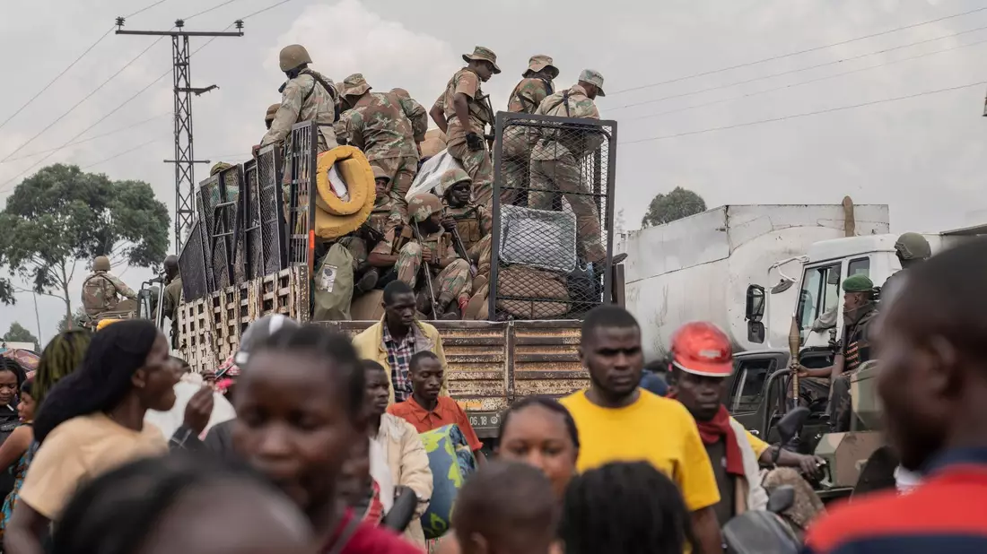 Uniformierte auf einem Lastwagen: Der Osten des Kongo gilt als eine der gefährlichsten Regionen der Welt. - Bild: Moses Sawasawa/AP/dpa
