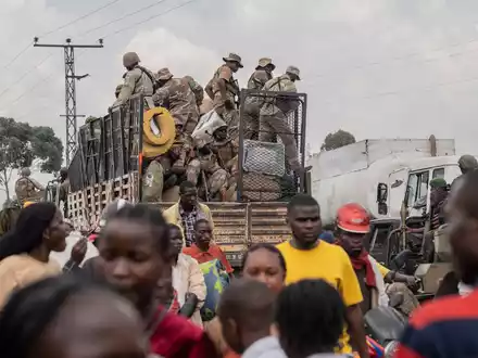 Uniformierte auf einem Lastwagen: Der Osten des Kongo gilt als eine der gefährlichsten Regionen der Welt. - Foto: Moses Sawasawa/AP/dpa