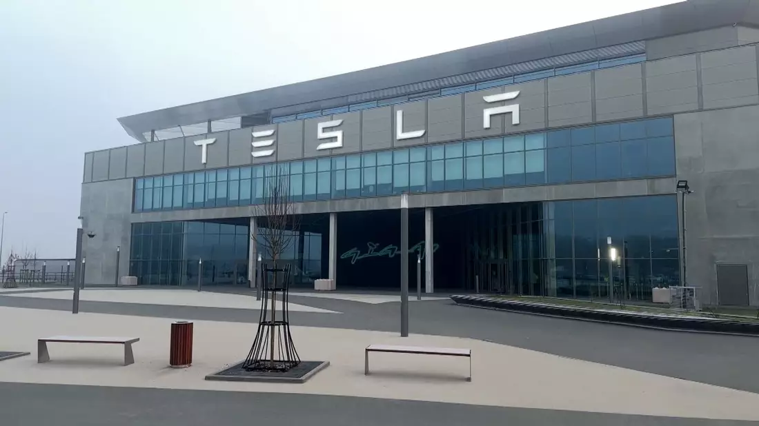 Der Eingangsbereich des Tesla-Werks in Grünheide ist am Mittwochmorgen menschenleer. - Bild: Lutz Deckwerth/dpa