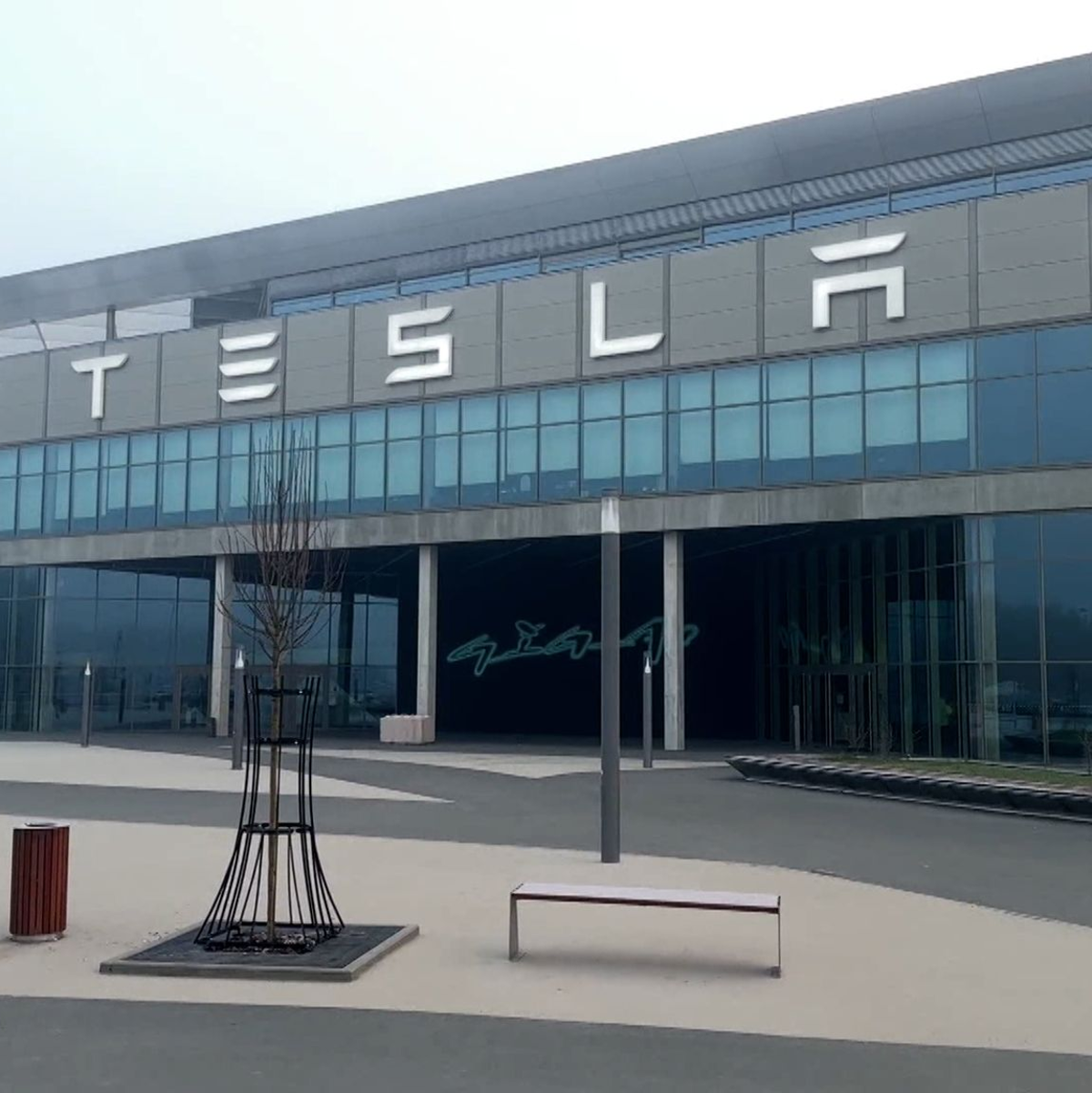 Der Eingangsbereich des Tesla-Werks in Grünheide ist am Mittwochmorgen menschenleer. - Foto: Lutz Deckwerth/dpa