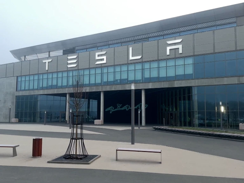 Der Eingangsbereich des Tesla-Werks in Grünheide ist am Mittwochmorgen menschenleer. - Foto: Lutz Deckwerth/dpa