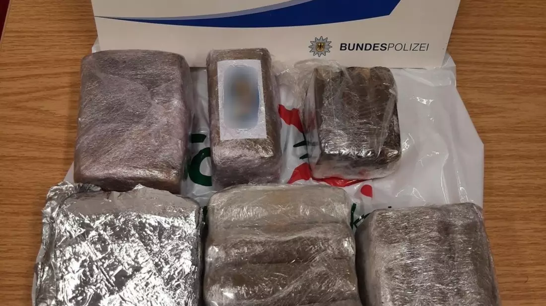BPOL-BadBentheim: Drogen im Wert von rund 22.000 Euro in herrenloser Tasche entdeckt - Bild: presseportal.de