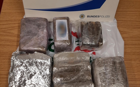 BPOL-BadBentheim: Drogen im Wert von rund 22.000 Euro in herrenloser Tasche entdeckt - Bild: presseportal.de