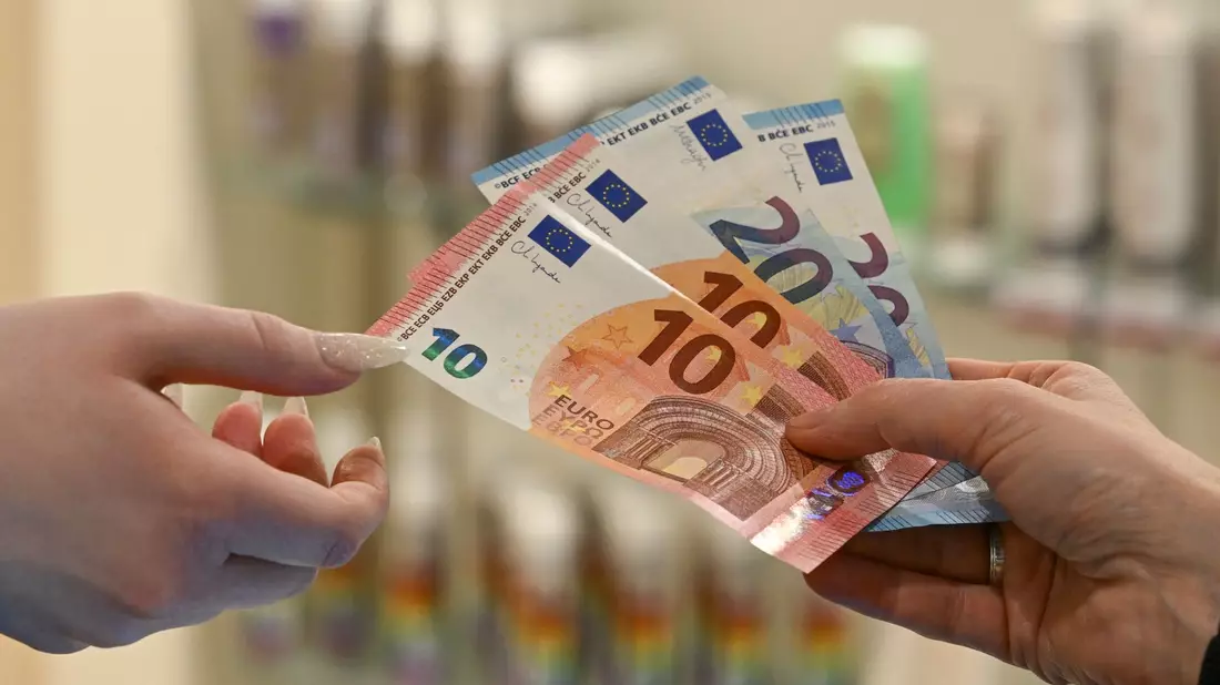 Verbraucherschützern zufolge legen Firmen vor allem bei Kosmetik, Dienstleistungen wie Friseurbesuchen und Kleidung unterschiedliche Preise für Frauen und Männner fest, um mehr Gewinn zu erzielen. - Bild: Jens Kalaene/dpa