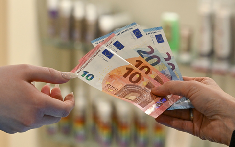 Verbraucherschützern zufolge legen Firmen vor allem bei Kosmetik, Dienstleistungen wie Friseurbesuchen und Kleidung unterschiedliche Preise für Frauen und Männner fest, um mehr Gewinn zu erzielen. - Foto: Jens Kalaene/dpa