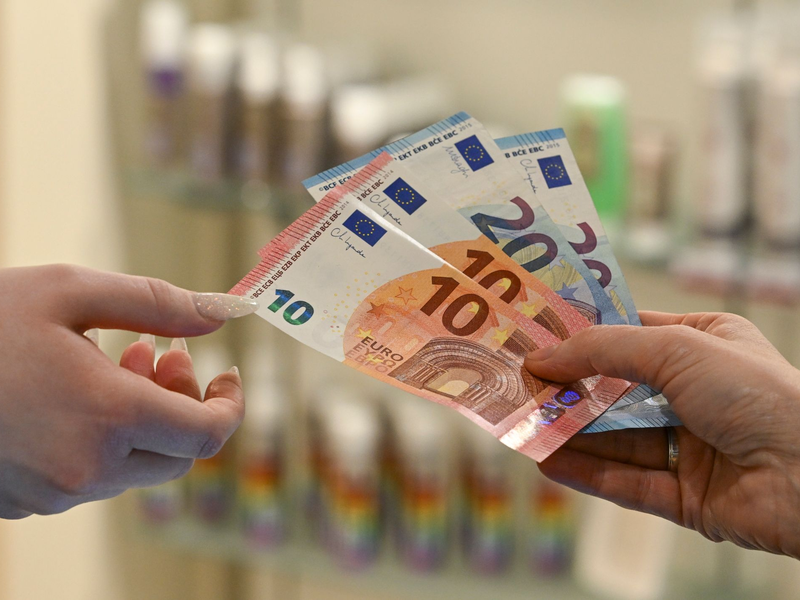 Verbraucherschützern zufolge legen Firmen vor allem bei Kosmetik, Dienstleistungen wie Friseurbesuchen und Kleidung unterschiedliche Preise für Frauen und Männner fest, um mehr Gewinn zu erzielen. - Foto: Jens Kalaene/dpa