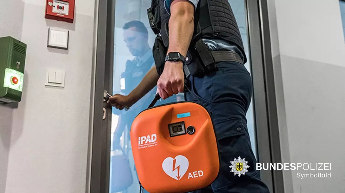 Bundespolizeidirektion München: Lebensrettende Sofortmaßnahmen: Bundespolizisten reanimierten 70-Jährige - Bild: presseportal.de