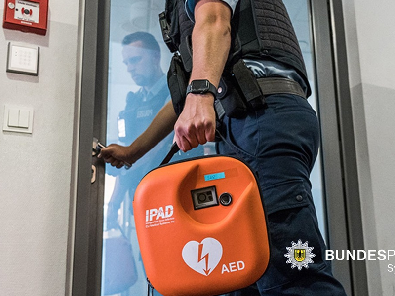 Bundespolizeidirektion München: Lebensrettende Sofortmaßnahmen: Bundespolizisten reanimierten 70-Jährige - Foto: presseportal.de