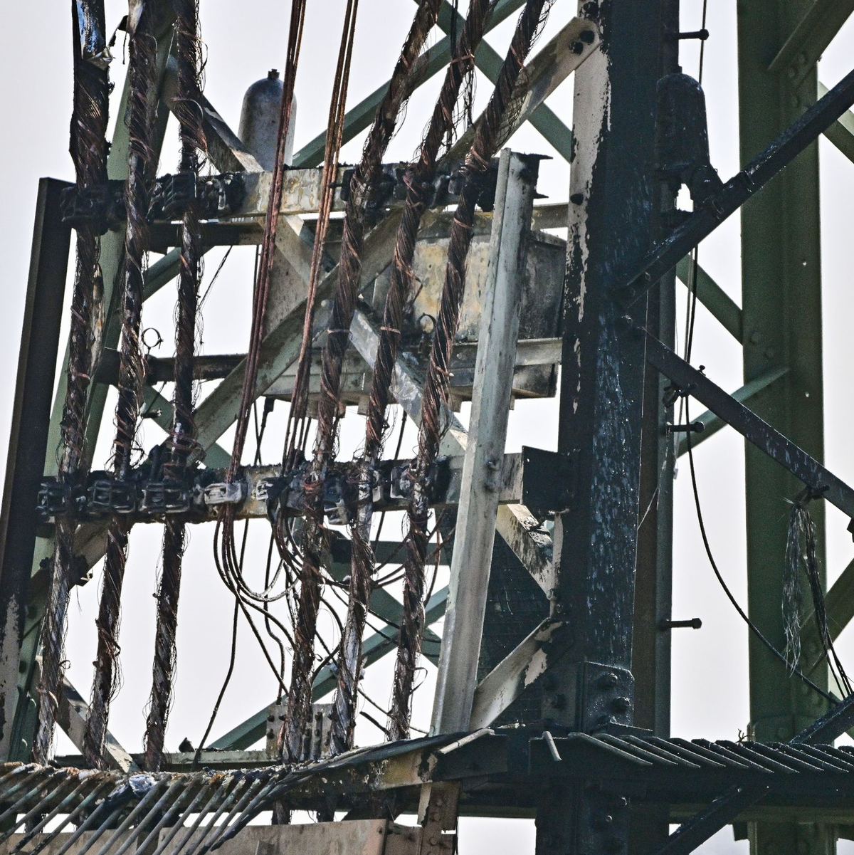 Der beschädigte Strommast in der Nähe der Tesla-Fabrik. - Foto: Patrick Pleul/dpa