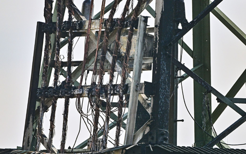 Der beschädigte Strommast in der Nähe der Tesla-Fabrik. - Foto: Patrick Pleul/dpa