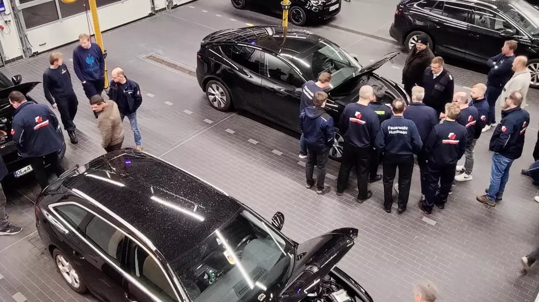 FW-OLL: Elektromobilität und alternative Antriebe - die Feuerwehr Huntlosen veranstaltet einen informativen Übungsdienst - Bild: presseportal.de