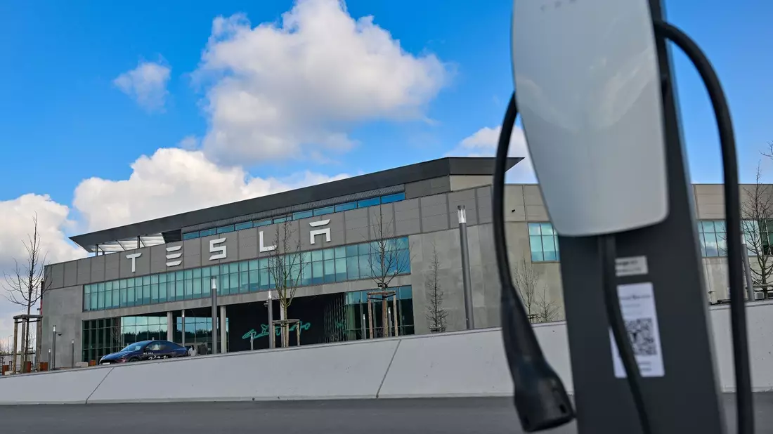 Die Tesla-Gigafactory in Grünheide. - Bild: Patrick Pleul/dpa
