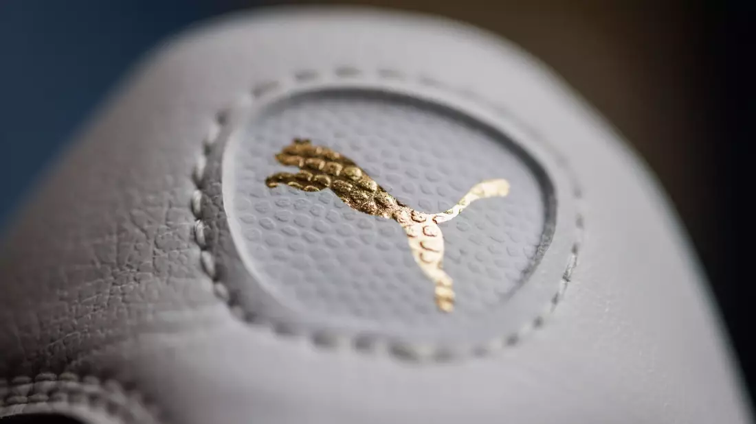 Das Logo des Sportartikelherstellers Puma. - Bild: Daniel Karmann/dpa