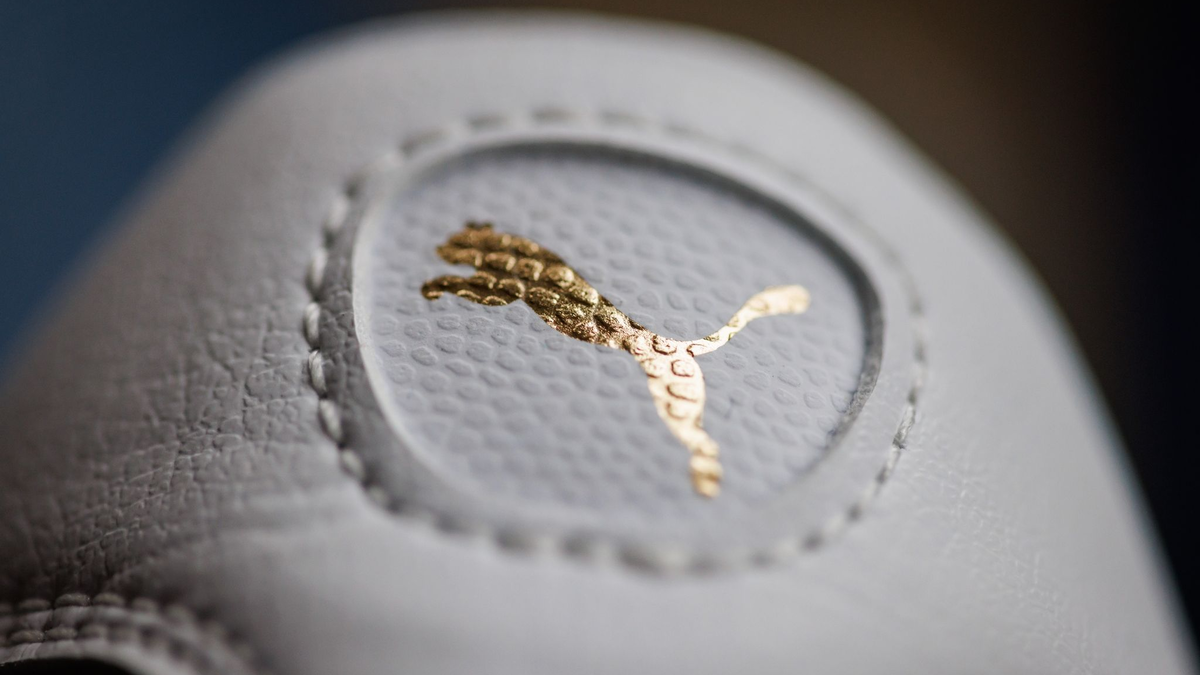 Das Logo des Sportartikelherstellers Puma. - Foto: Daniel Karmann/dpa