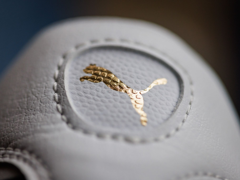 Das Logo des Sportartikelherstellers Puma. - Foto: Daniel Karmann/dpa