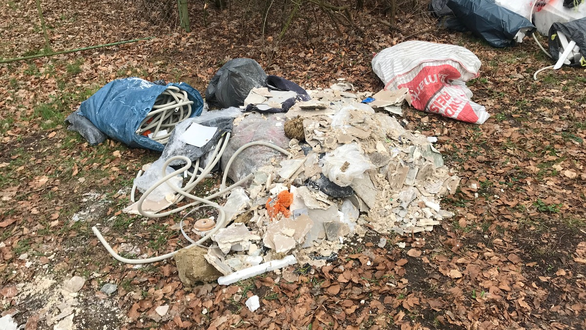 POL-SZ: Pressemitteilung der Polizei Peine vom 06.03.2024: Müll und Bauschutt bei Rüper abgeladen - Foto: presseportal.de
