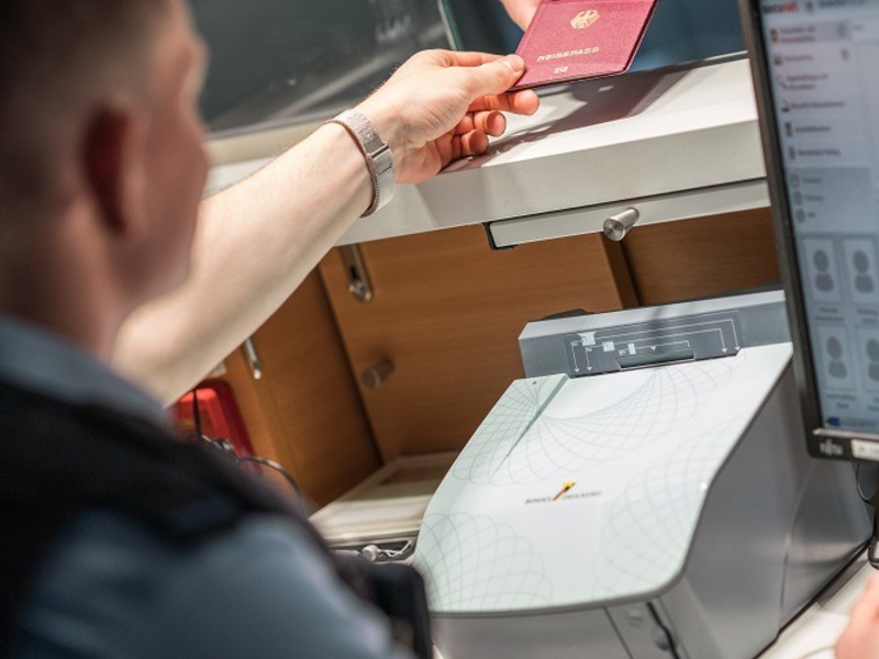 BPOLI EF: Teure Urlaubsreise - Bundespolizei stoppt Passagier bei der Ausreise am Flughafen Erfurt-Weimar - Foto: presseportal.de