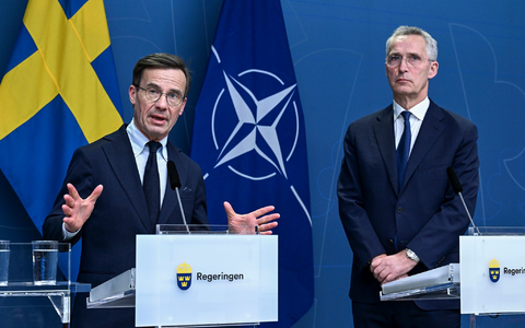 Schwedens Ministerpräsident Ulf Kristersson und NATO-Generalsekretär Jens Stoltenberg im März 2023 während einer Pressekonferenz in Stockholm. - Foto: Jonas Ekströmer/TT/TT News Agency/AP/dpa