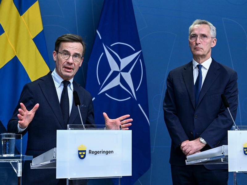 Schwedens Ministerpräsident Ulf Kristersson und NATO-Generalsekretär Jens Stoltenberg im März 2023 während einer Pressekonferenz in Stockholm. - Foto: Jonas Ekströmer/TT/TT News Agency/AP/dpa