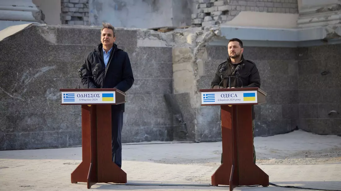 Der ukrainische Präsident Wolodymyr Selenskyj und Griechenlands Ministerpräsident Kyriakos Mitsotakis (l) geben eine Pressekonferenz in Odessa. - Bild: Uncredited/Ukrainian Presidential Press Office/AP/dpa