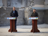Der ukrainische Präsident Wolodymyr Selenskyj und Griechenlands Ministerpräsident Kyriakos Mitsotakis (l) geben eine Pressekonferenz in Odessa. - Foto: Uncredited/Ukrainian Presidential Press Office/AP/dpa