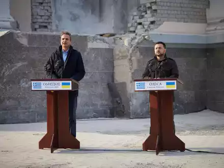 Der ukrainische Präsident Wolodymyr Selenskyj und Griechenlands Ministerpräsident Kyriakos Mitsotakis (l) geben eine Pressekonferenz in Odessa. - Foto: Uncredited/Ukrainian Presidential Press Office/AP/dpa