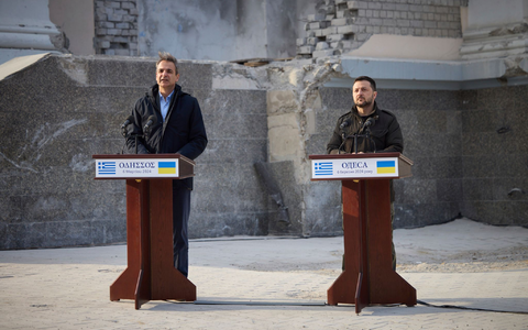 Der ukrainische Präsident Wolodymyr Selenskyj und Griechenlands Ministerpräsident Kyriakos Mitsotakis (l) geben eine Pressekonferenz in Odessa. - Foto: Uncredited/Ukrainian Presidential Press Office/AP/dpa