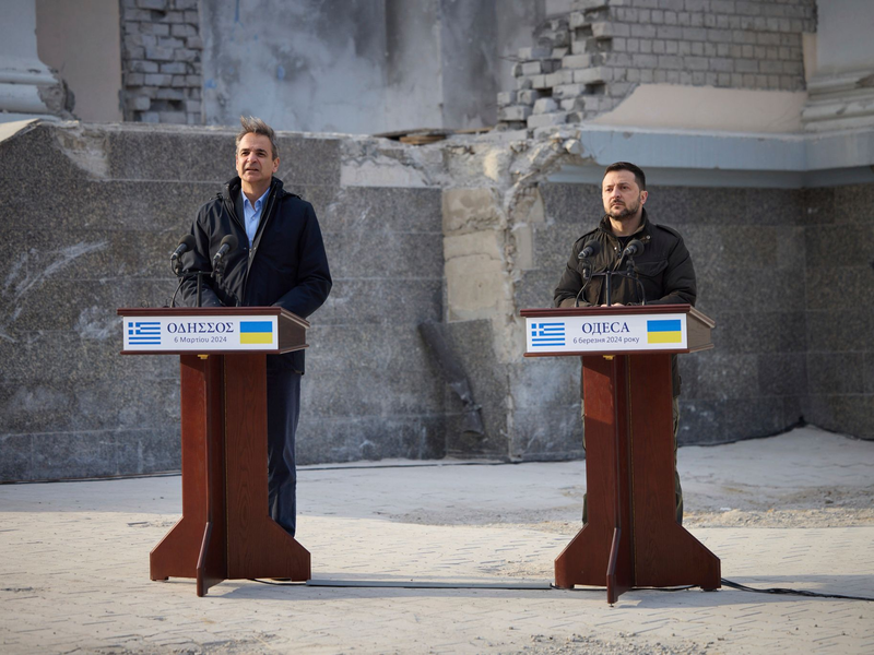 Der ukrainische Präsident Wolodymyr Selenskyj und Griechenlands Ministerpräsident Kyriakos Mitsotakis (l) geben eine Pressekonferenz in Odessa. - Foto: Uncredited/Ukrainian Presidential Press Office/AP/dpa
