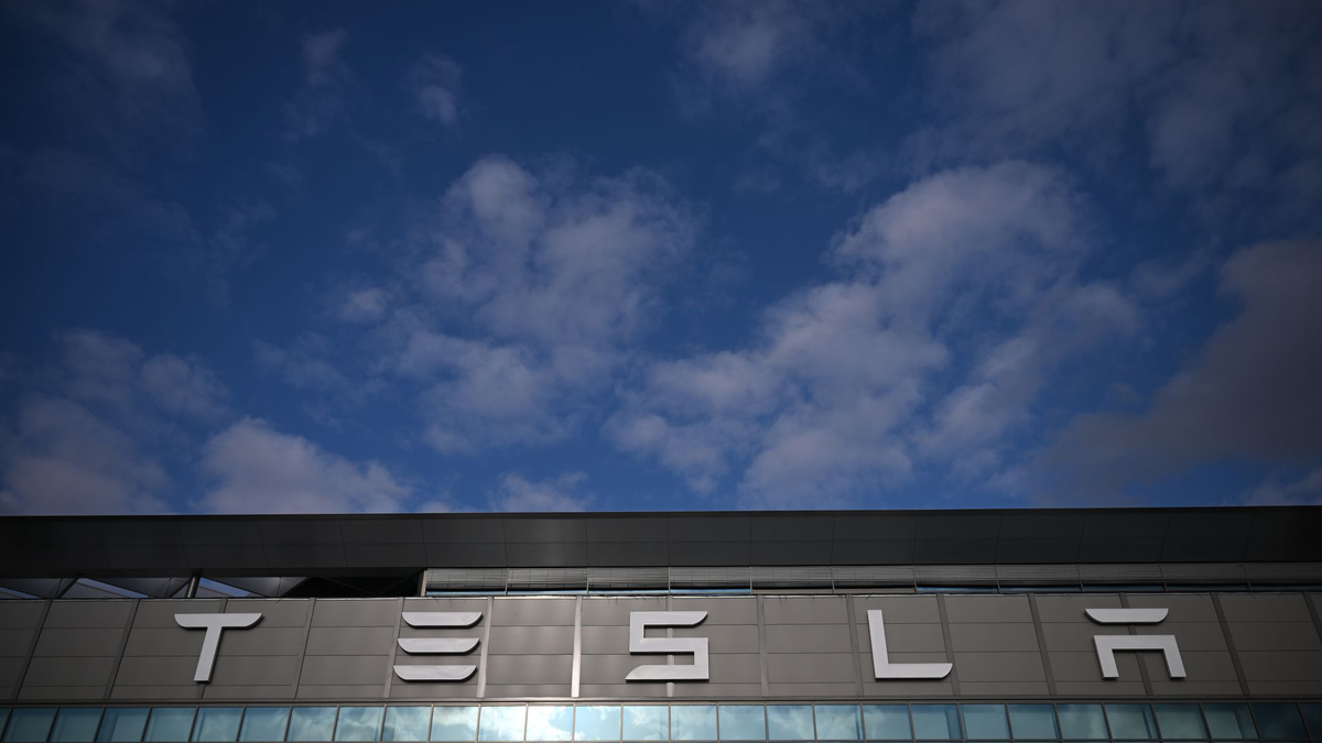 Der Schriftzug der Tesla Gigafactory Berlin Brandenburg. In der Tesla-Autofabrik in Grünheide steht die Produktion wegen eines Stromausfalls nach einem Anschlag auf einen Strommasten still. - Foto: Sebastian Christoph Gollnow/dpa