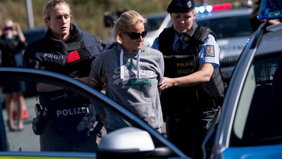 Bayerische und tschechische Polizisten nehmen in Furth in Wald (Bayern) an einer gemeinsamen Einsatzübung teil. - Foto: Sven Hoppe/dpa