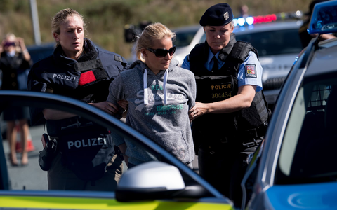 Bayerische und tschechische Polizisten nehmen in Furth in Wald (Bayern) an einer gemeinsamen Einsatzübung teil. - Foto: Sven Hoppe/dpa