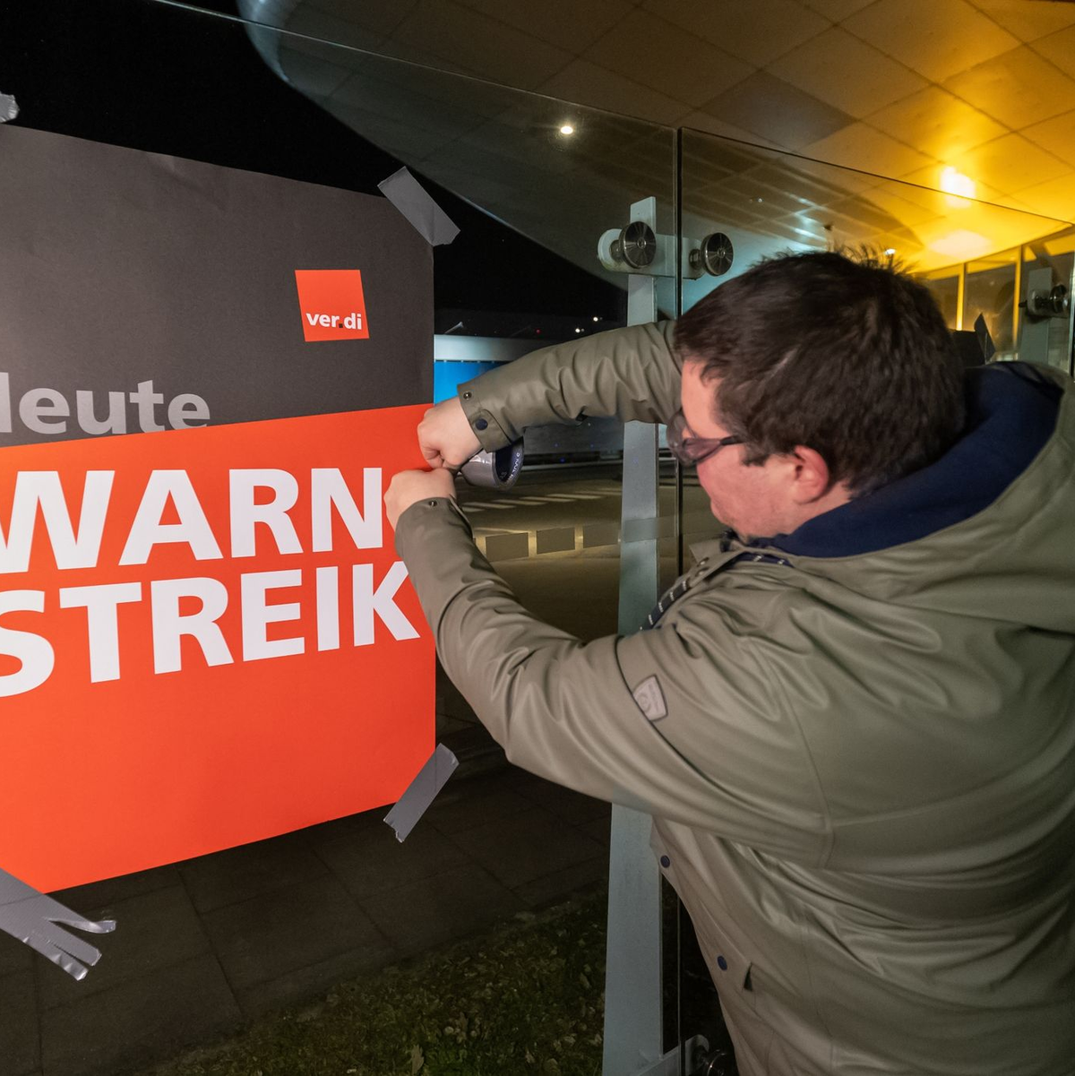 Wegen des ganztägigen Ausstands der Luftsicherheitskräfte können Passagiere heute nicht mehr in den Sicherheitsbereich kommen. - Foto: Bodo Marks/dpa