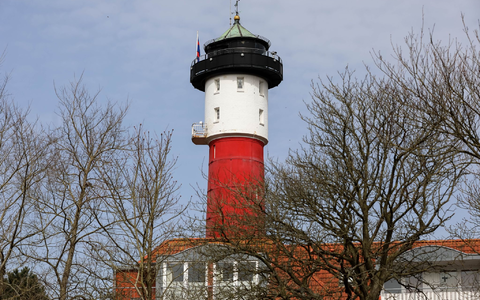 Der 39 Meter hohe, denkmalgeschützte Alte Leuchtturm ist eines der Wahrzeichen von Wangerooge. - Foto: Mohssen Assanimoghaddam/dpa Der 39 Meter hohe, denkmalgeschützte Alte Leuchtturm ist eines der Wahrzeichen von Wangerooge. - Foto: Mohssen Assanimoghaddam/dpa