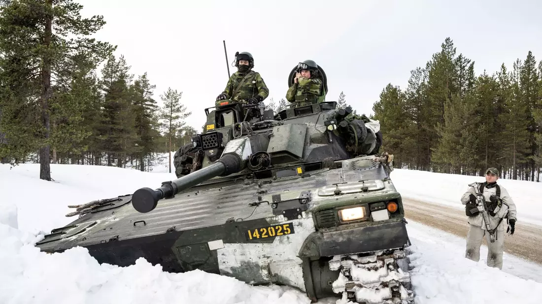 Schwedische Soldaten auf einem Panzer nehmen an einer gemeinsamen Übung mit finnischen Jagdeinheiten teil. - Bild: Anders Wiklund/TT/TT News Agency/AP/dpa