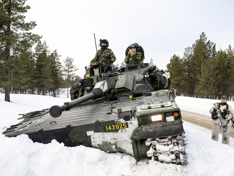 Schwedische Soldaten auf einem Panzer nehmen an einer gemeinsamen Übung mit finnischen Jagdeinheiten teil. - Foto: Anders Wiklund/TT/TT News Agency/AP/dpa
